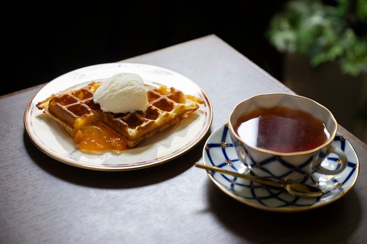 紅茶などが付けられるワッフルセット900円。ワッフルの味は4種類あり。