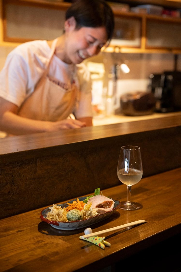 おすすめアテ盛り合わせ付きの日本酒セット1500円。この日は千葉県の「木戸泉」純米アフス源と共に。