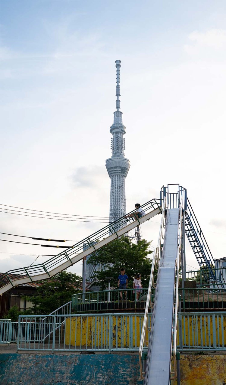 マンモス公園（京島南公園）の名物、高さ約10mの巨大滑り台。