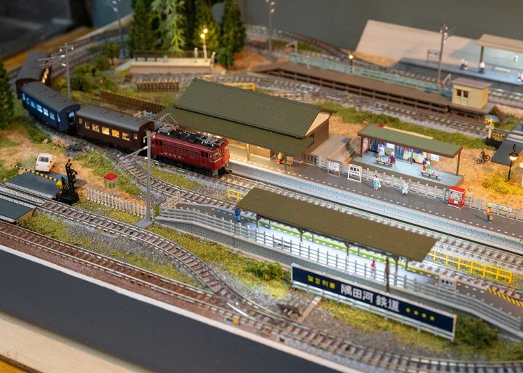 土曜だけ開く駄菓子屋『かってぐち』には鉄道模型も。