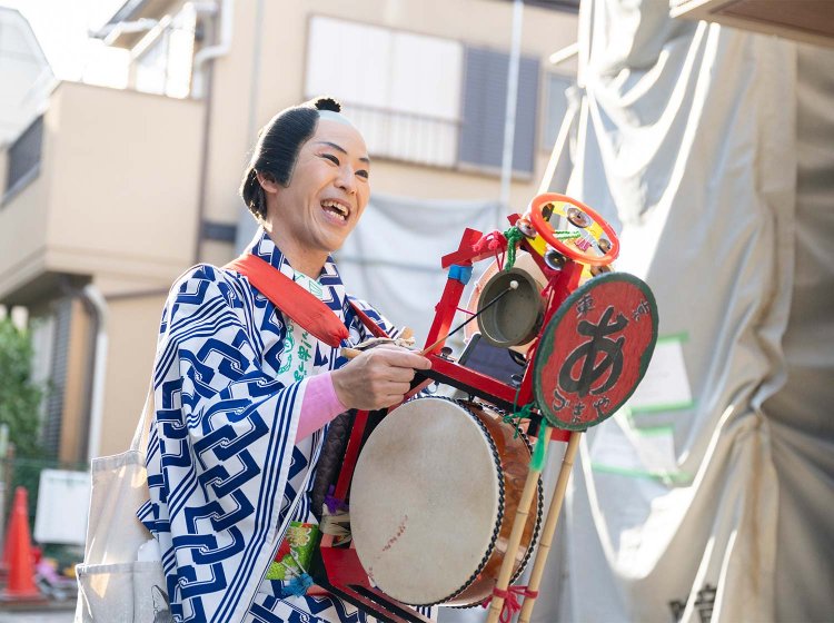 京島はチンドン屋がよく似合う。この日住宅地を陽気に練り歩いていたのは「あづまや」さん。