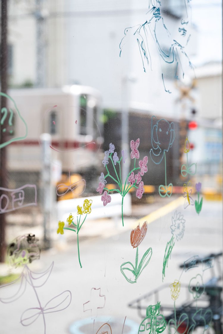 『NOT FLOWER』のガラス戸から見た東武亀戸線の踏切。