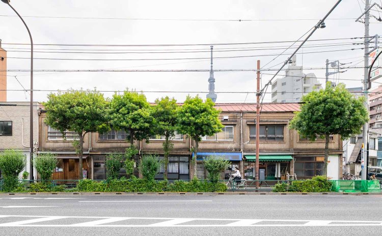 明治通り沿いに立つ、京島3丁目の木造2階建ての七軒長屋。昭和7年（1932）築で、現在は『totokoko』をはじめ、店舗やギャラリー、設計事務所などが入る。