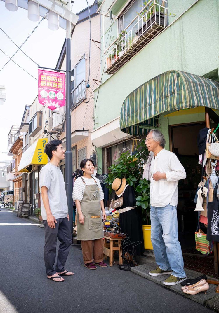キラキラ橘商店街の通称三角長屋で、店主やお客さんと談笑する後藤さん。