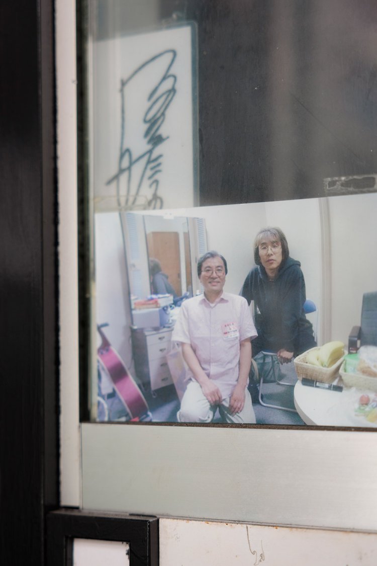 店頭の窓ガラスに貼られた兄弟の写真。訪れるファンの人との交流も楽しい。