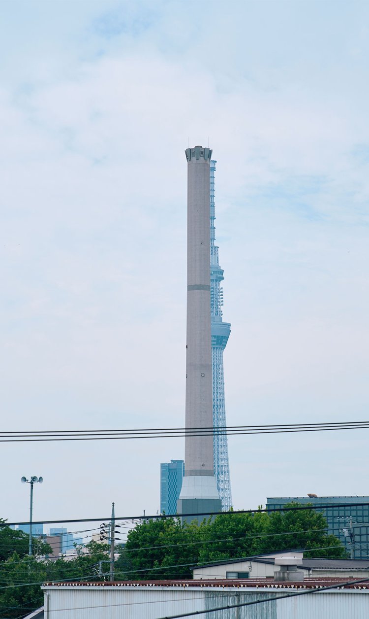 墨田清掃工場の煙突がスカイツリーを隠す。探せ、この景色。荒川河川敷で！