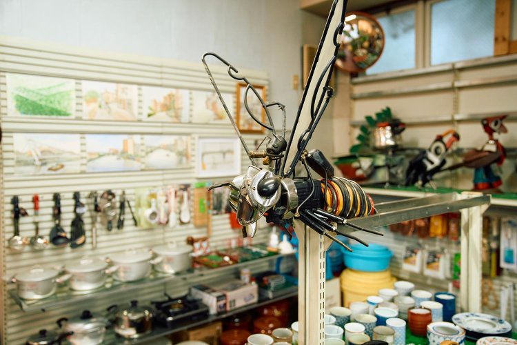 金物屋『リビングマルヤマ』には店主・丸山さんが古い金物で創ったアートが。