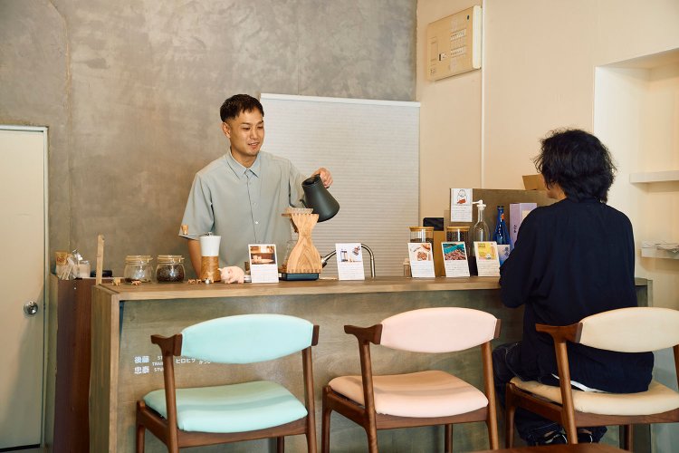 カウンターの椅子の座面も豚革なのだ。