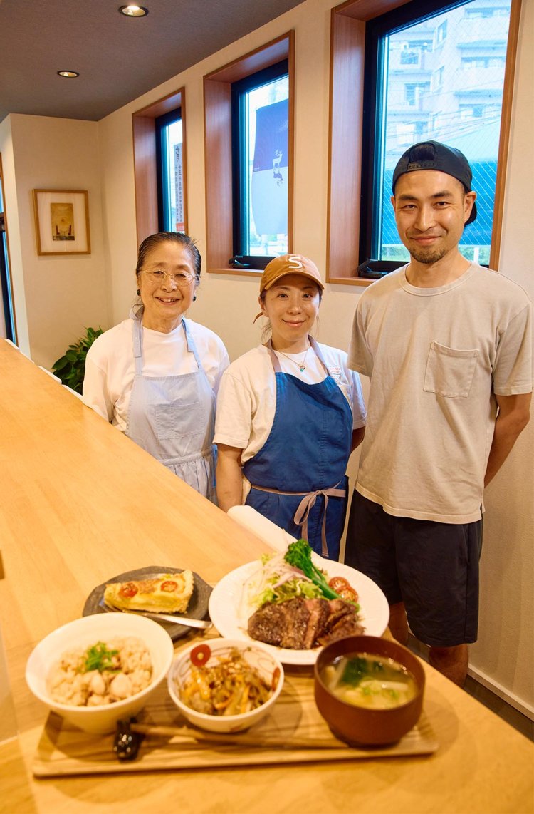 青山夫婦（右）。店を手伝う創生さんの母・晰子さんも一緒に。