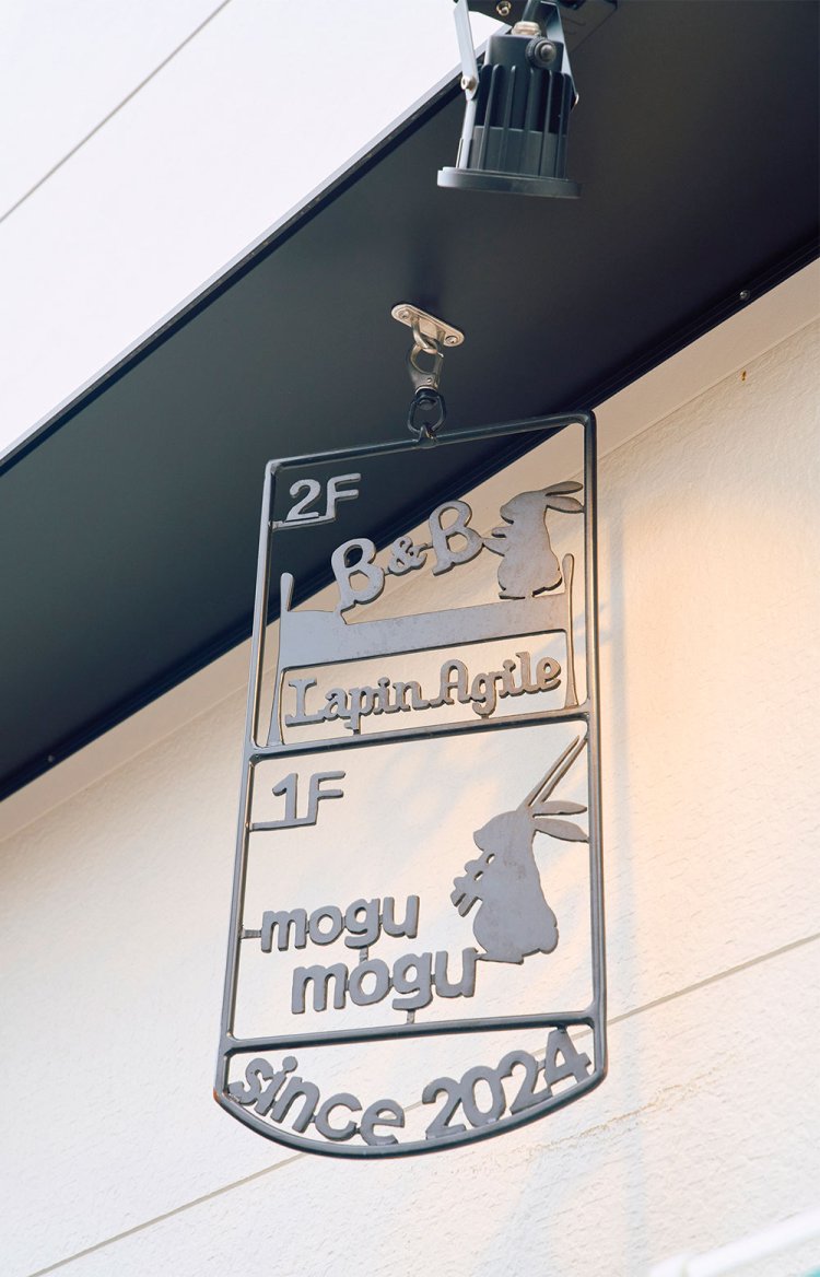 2階には1組限定の民泊も。