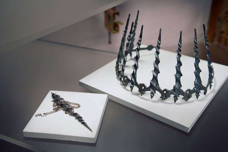 槍のようなデザインのクラウン。なんだか惹（ひ）かれる。