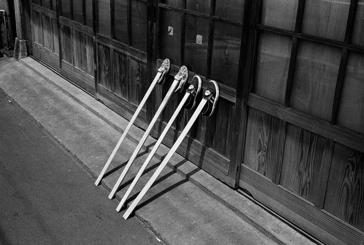 撮影のきっかけとなった子供靴を干す風景。1977年4月、八広2丁目。