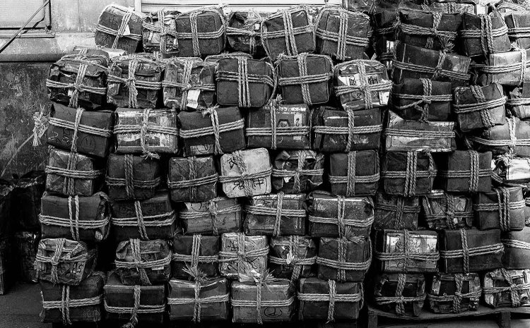 ロープで十字にきっちり縛った廃棄物の山。1982年2月、立花5丁目。