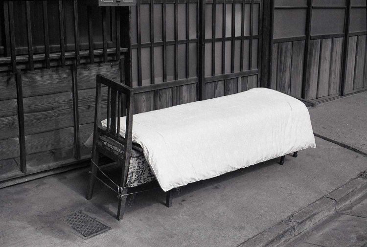 家先に椅子を置き布団を干している。1982年2月、東向島。