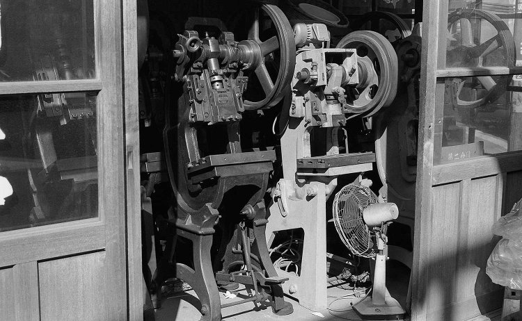 「ケトバシ」と呼ばれたプレス機がガラス戸の店先にずらり。1982年2月、東向島2丁目。