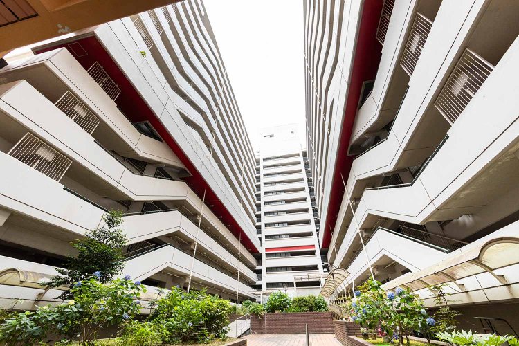 17・18号棟。赤い天井の上が5階の避難通路。