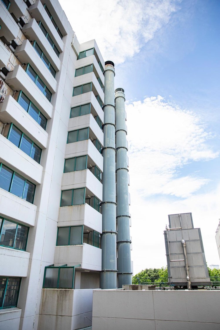 発電機を稼働する際は煙を逃す煙突。年4回のテスト稼働時も煙が。