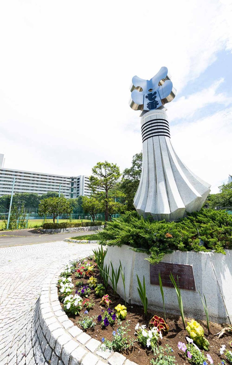 園内には火消しの纏のモニュメント。