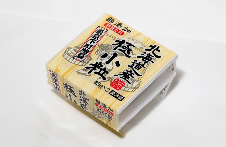 北海道産 極小粒130円。大豆の香ばしさが口中にしっかり広がる。無添加の特製たれ付き。