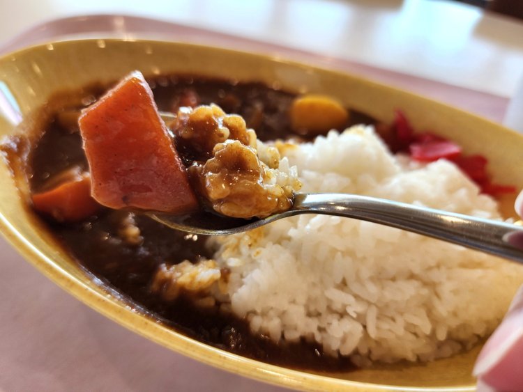 大きくカットされた野菜は煮る前に蒸し焼きして煮くずれを防いでいる。