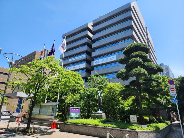 11階建ての港区役所。このほぼ正面に東京タワーが立つ。