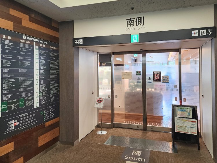 自動ドアを開けてレストランへ。