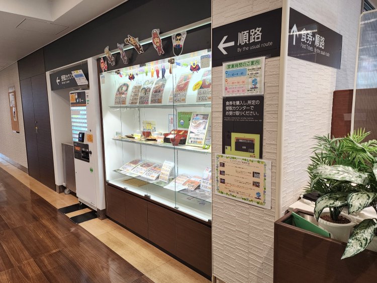 「順路」の矢印に従って、まずはショーケースの中からメニューを選ぼう。