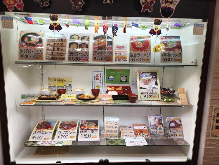 この日の日替わりは、鶏肉の照り焼き（弁当）、豚ひれかつ（定食）、さばのねぎ味噌焼き（ヘルシー定食）各700円。