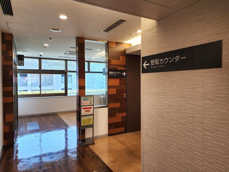 食券を購入したら、その先をぐるっと回って受取カウンターへ進む。