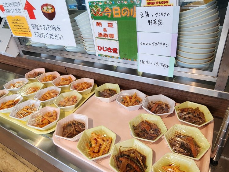 定食には小鉢1つと味噌汁が付く。小鉢は日替わりで毎日5種類ほどが並ぶ。