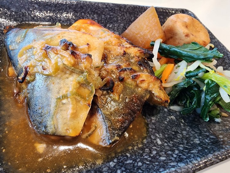 国産のサバを使ったねぎ味噌焼きと、付け合わせは大根、がんも、野菜の和え物。