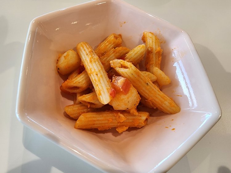 マカロニナポリタンにも野菜がたっぷり入っている。