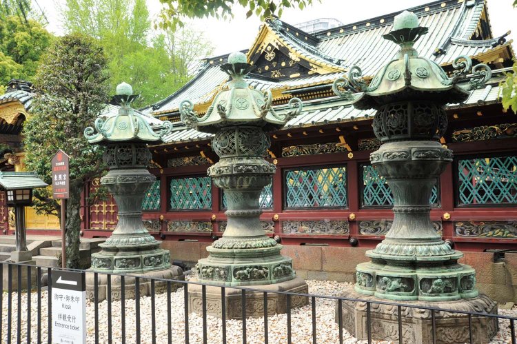 社殿の前にある灯籠は、尾張・紀伊・水戸の徳川御三家の寄進。国の重要文化財。