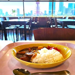 目の前に東京タワー！『港区役所職員食堂 レストラン・ポート』で都心の絶景を眺めながら頬張る本格カレー＆ヘルシー定食