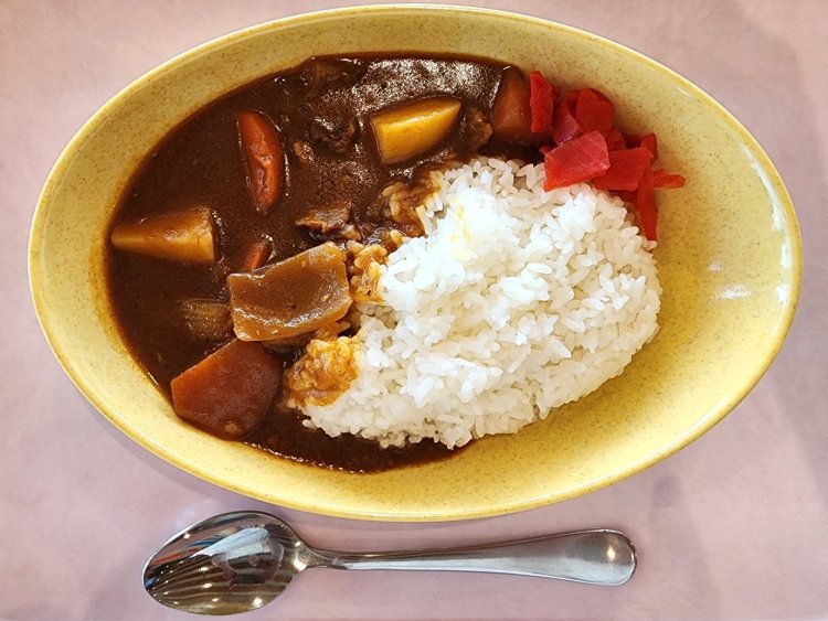 ランチタイムを逃してしまっても安心。大門カレー550円。