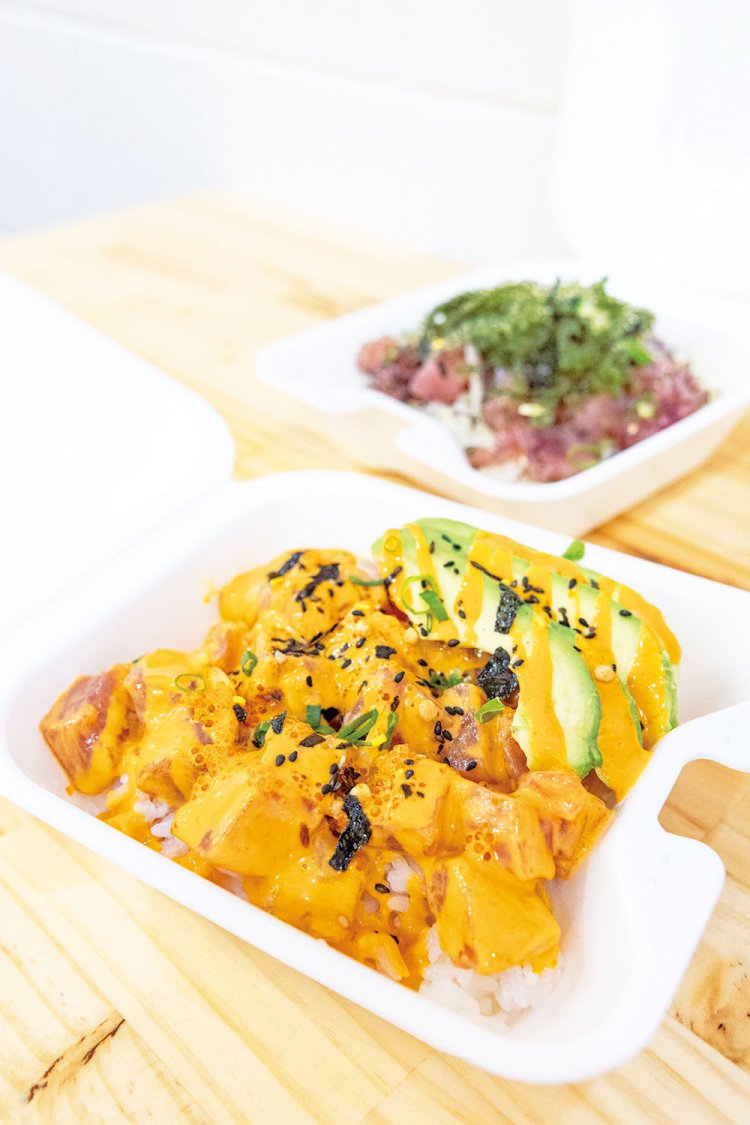 スパイシーのアボカドトッピングはレギュラーサイズ1380円。奥はあっさり派におすすめ、シンプルで常連客からのリピート率が高いハワイアンソルトの海ぶどうトッピング1380円。