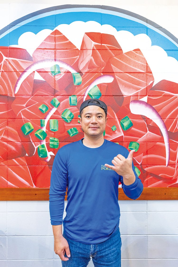 ウォールアートの前でポキ丼を撮ると、SNS映えする1枚に。「本場仕込みの絶品ポキ丼をぜひ！」と店主の田仲さん。
