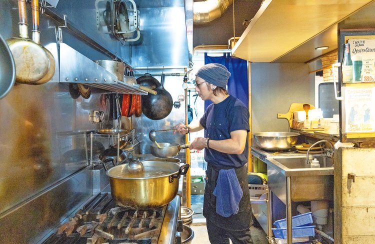 味噌汁には沖縄のブランド豚肉「紅豚」のウデ肉と島豆腐、しめじ、小松菜、南城市にあるみやぎ農園の平飼い卵が入り、この一杯で体が整う感覚に。