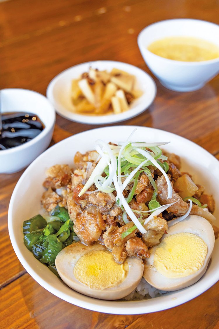 煮込ブタ肉かけご飯（魯肉飯）セット1150円は、11～14時にオーダーできる。