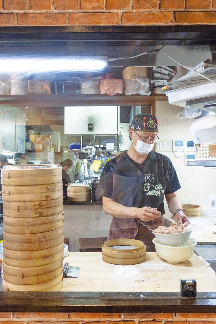 看板メニューの魯肉飯と小籠包は“リアル台湾”の味。