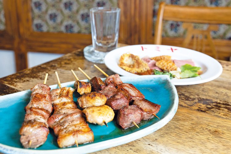 カリッと香ばしく個性的な歯ごたえが楽しめる串焼きSサイズ（1～2人前）800円や、酢もつの常識が覆されるスペシャル酢もつ1本各230円～は、ホルモンが苦手な人にこそ試してもらいたい。