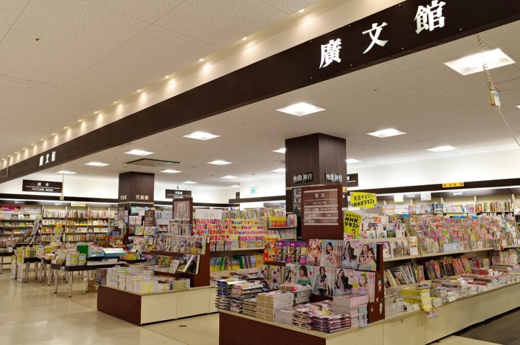 通路が広く見やすい店内。