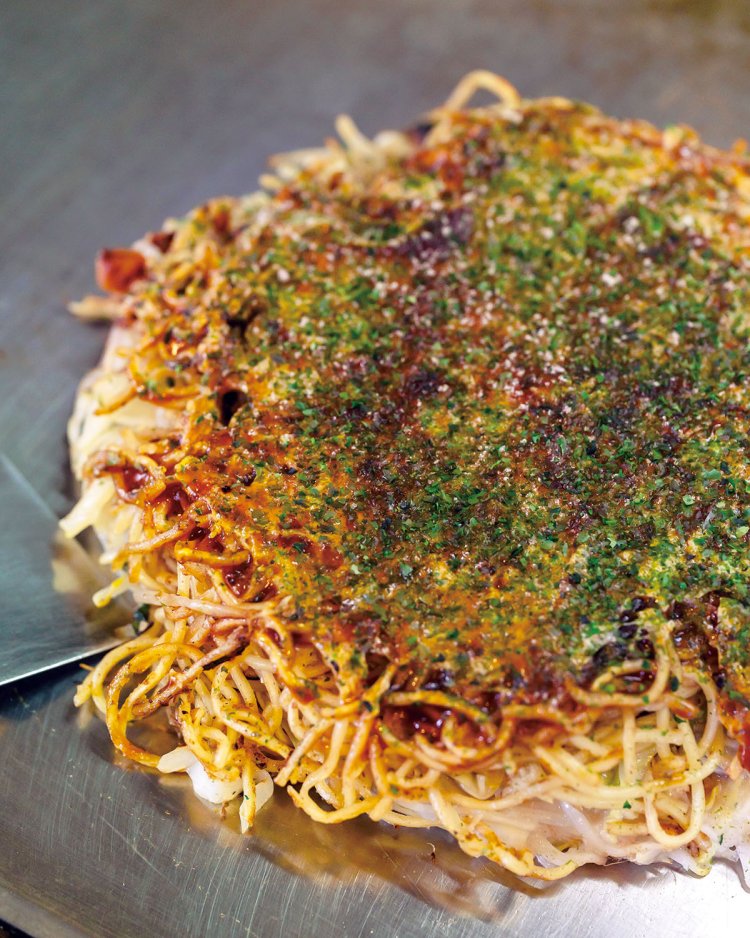 中に入ったとろろがあつあつトロ～リのりんご焼1100円。外はカリッと香ばしい。