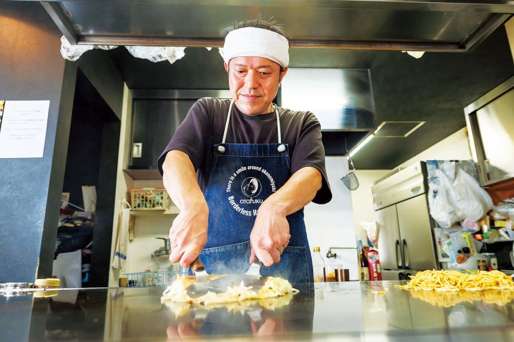 店主の野上輝明さんが、絶妙なヘラさばきで蒸気を外に逃がす。