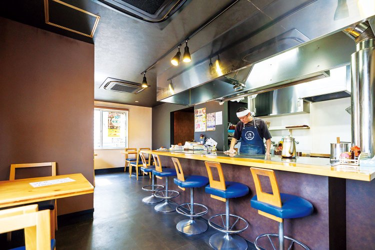 大きな窓から光が入って明るい。