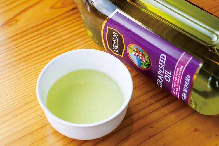 低コレステロール、高ポリフェノールのグレープシードオイルを使用し、軽い口あたりに。