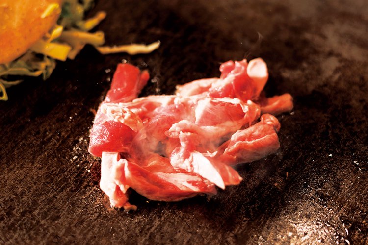 焼肉店では中落ちカルビと呼ばれるしょぶり。脂の甘みと赤身の歯ごたえが特徴。