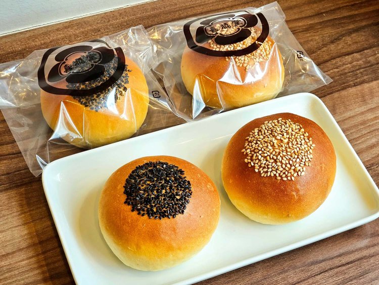 つぶあんぱん、こしあんぱん各289円。