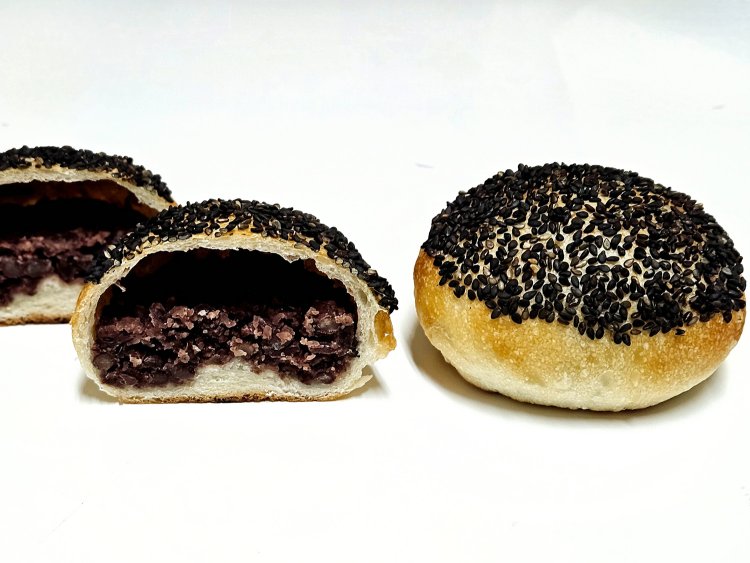 自家製つぶあんぱん310円。