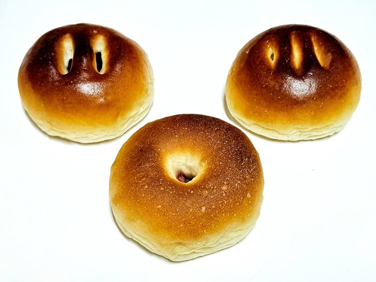 桜あんぱん（手前）、小倉あんぱん（奥左）、うぐいすあんぱん各220円。